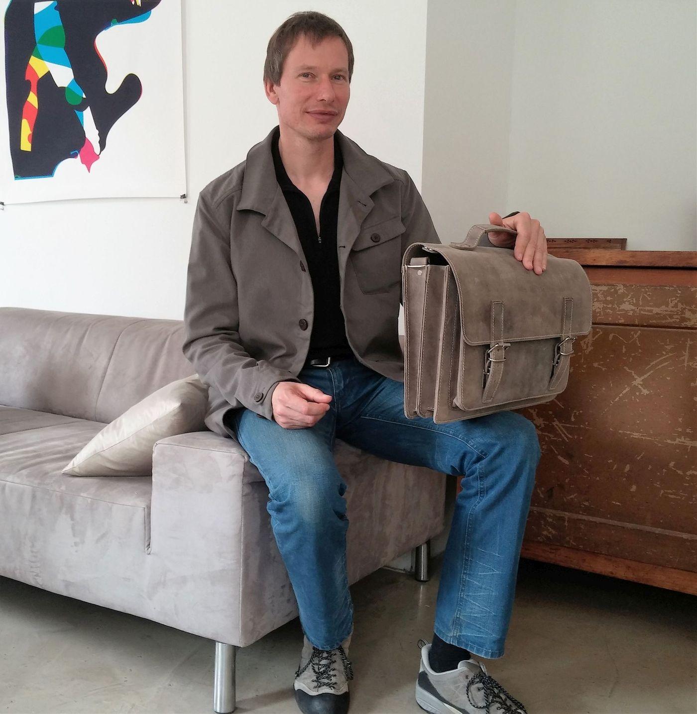 Dirk Jahn mit einer Lehrertasche