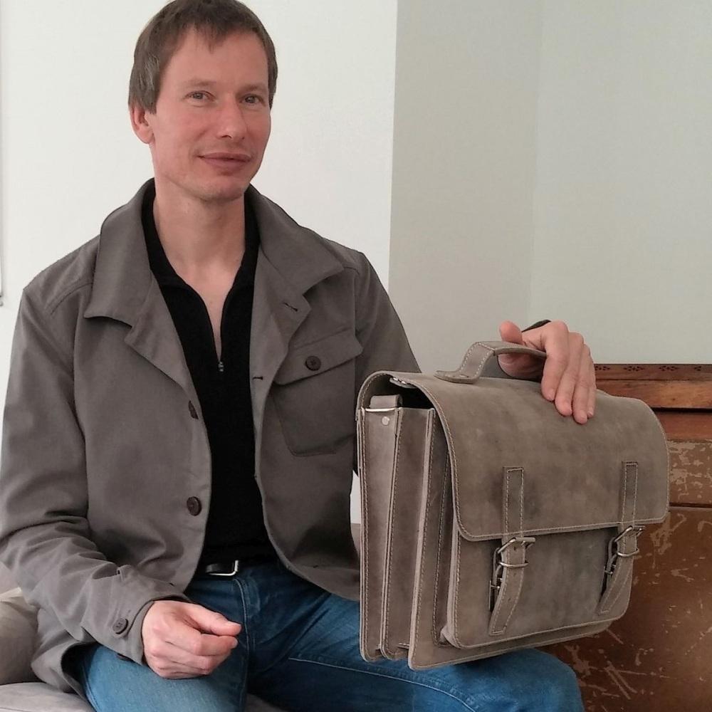 Dirk Jahn mit seiner Lehrertasche Hamosons 605.