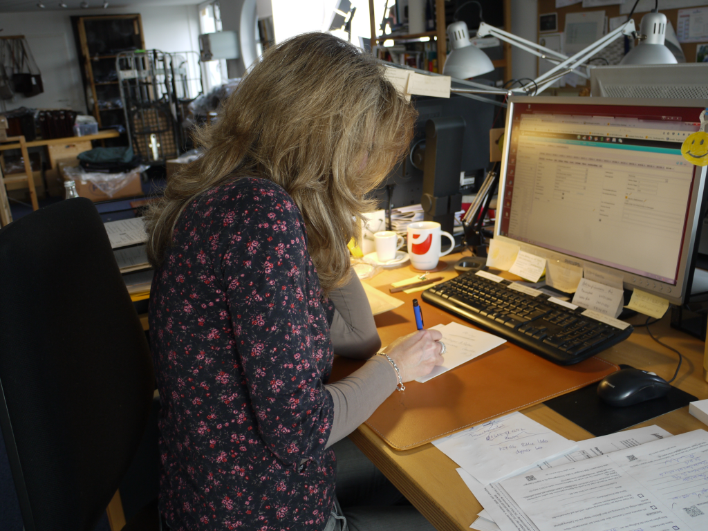 Blick ins Büro: Ulrike bearbeitet die Bestellungen.