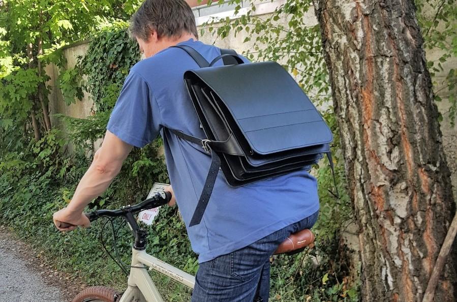 Mann mit Rucksack auf Fahrrad