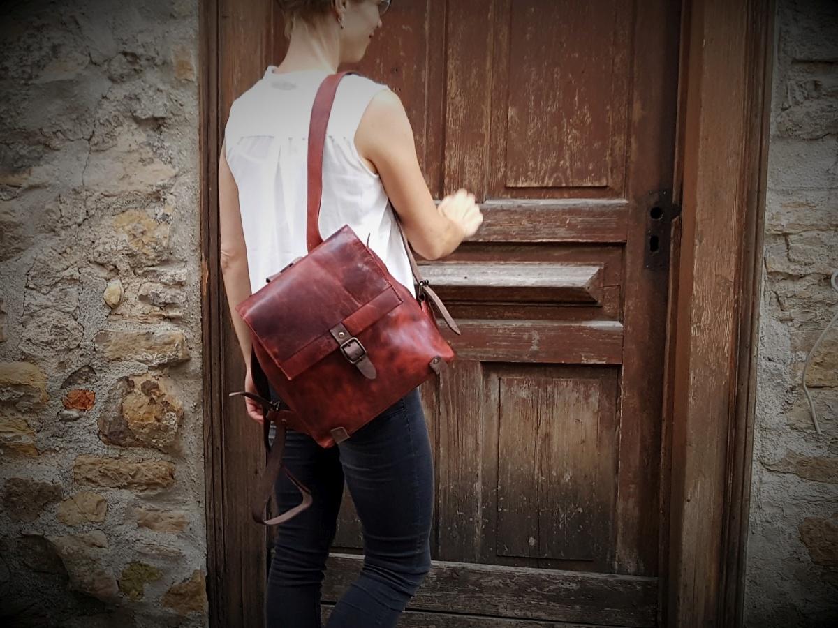 Frau mit Handtaschen-Rucksack