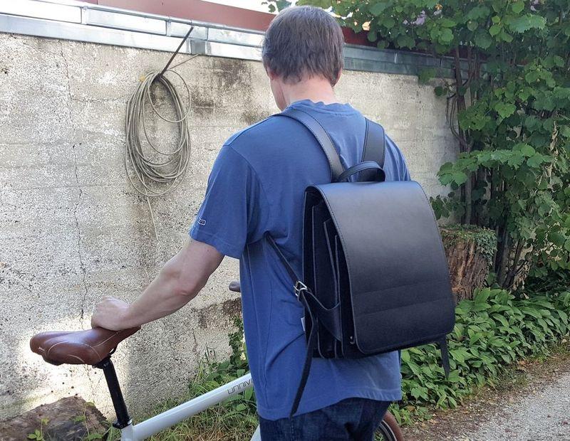 Radler mit Lehrerrucksack